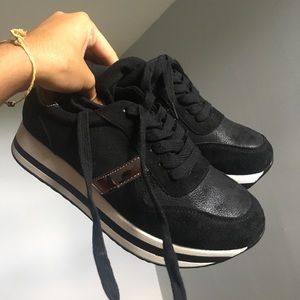 Platform tennis shoes